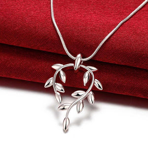 Lily Necklace in 18K White Gold