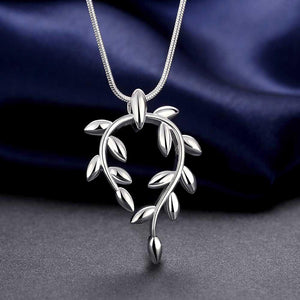 Lily Necklace in 18K White Gold